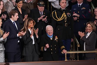 Послание Д. Трампа «О положении страны»; Мелания Трамп аплодирует после вручения Медали Почета Конгресса капитану Ройсу Уильямсу, пилоту ВМС во время Второй мировой войны Послание Д. Трампа «О положении страны»; Мелания Трамп аплодирует после вручения Медали Почета Конгресса капитану Ройсу Уильямсу, пилоту ВМС во время Второй мировой войны