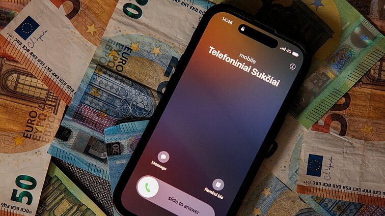 Išvilioja grynuosius, ragina pirkti auksą: primena nuo sukčių saugotis kritiniu mąstymu