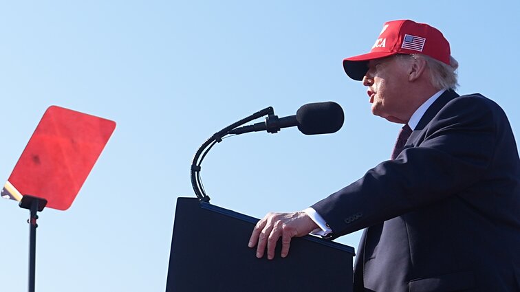 „Rizikuoja dešimtmetį kurta vidaus politika“: įvertino Trumpo sprendimą įsitraukti į karą