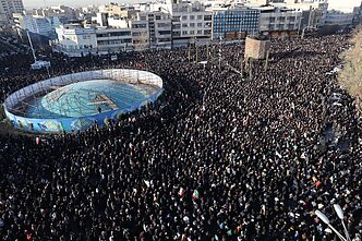 Vyriausybės šalininkai susirinko Teherane gedėti po to, kai valstybinė televizija oficialiai paskelbė apie Irano aukščiausiojo lyderio ajatolos Ali Khamenei mirtį. 2026 m. kovo 1 d. Vyriausybės šalininkai susirinko Teherane gedėti po to, kai valstybinė televizija oficialiai paskelbė apie Irano aukščiausiojo lyderio ajatolos Ali Khamenei mirtį. 2026 m. kovo 1 d.