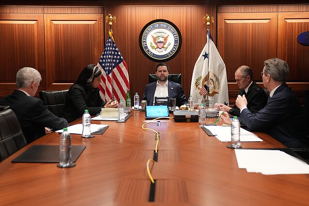 Baltųjų rūmų situacijų kambario karo veiksmus stebi viceprezidentas ir kairėje žvalgybos direktorė Tulsi Gabbard Baltųjų rūmų situacijų kambario karo veiksmus stebi viceprezidentas ir kairėje žvalgybos direktorė Tulsi Gabbard