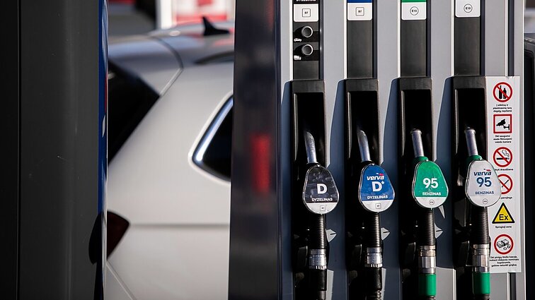„Pilkitės šiandien, nes rytoj bus brangiau“: aptarė, kaip karas Irane veikia degalų kainas