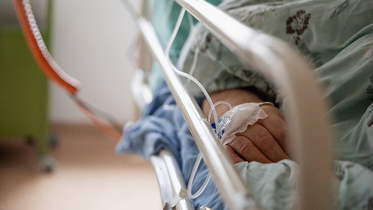 „Prašė nerišti, tačiau darbuotojai neklausė“: Vilniaus ligoninėje – surišta 88-erių moteris