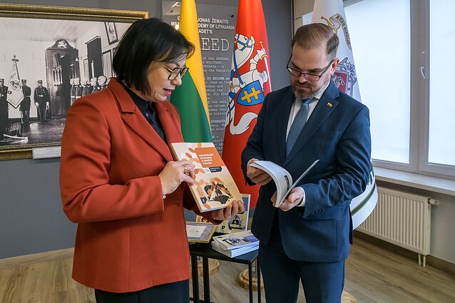 LKA išleido 11–12 klasėms skirtą vadovėlį apie nacionalinį saugumą ir krašto gynybą LKA išleido 11–12 klasėms skirtą vadovėlį apie nacionalinį saugumą ir krašto gynybą