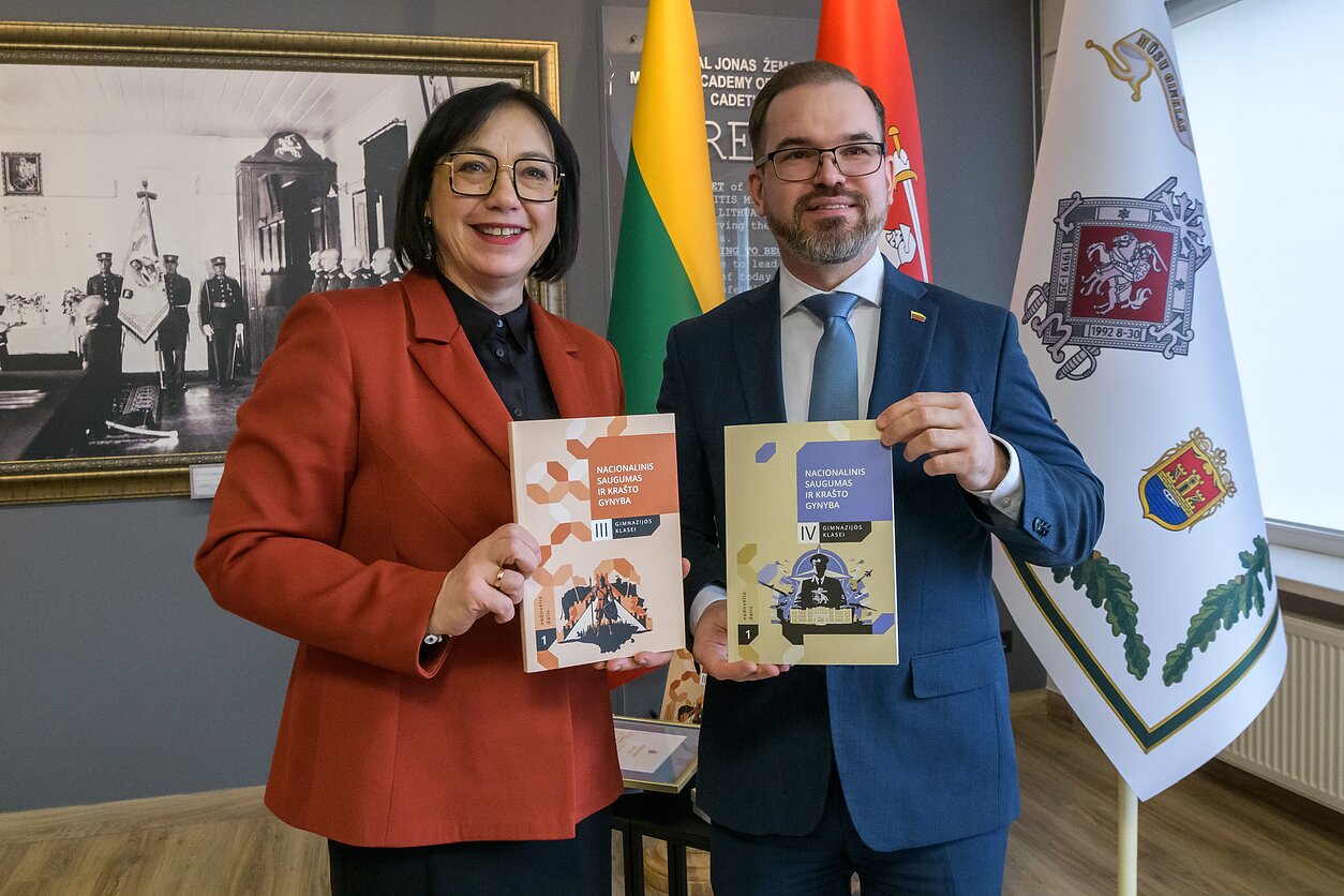 LKA išleido 11–12 klasėms skirtą vadovėlį apie nacionalinį saugumą ir krašto gynybą LKA išleido 11–12 klasėms skirtą vadovėlį apie nacionalinį saugumą ir krašto gynybą