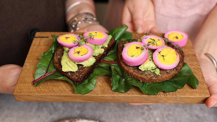 Rožinė spalva puošia net kiaušinius: firminis marinuotų virtų kiaušinių receptas
