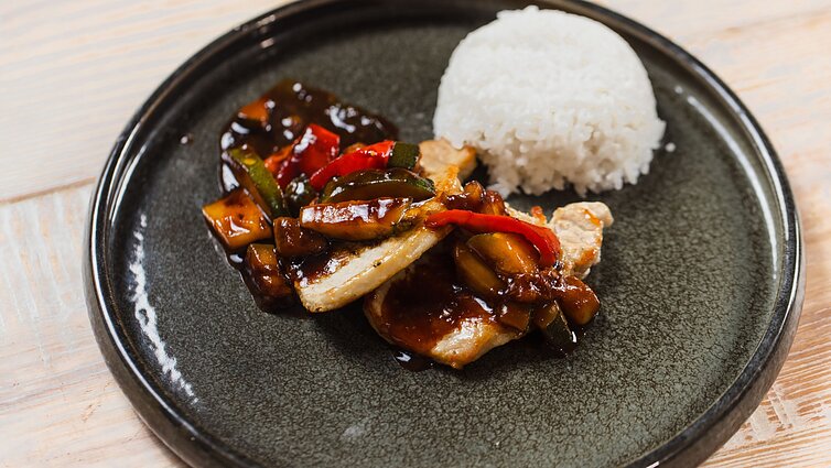 Kritusios uždangos skonis: 1990-uosius primenanti egzotika – kiauliena su ananasais