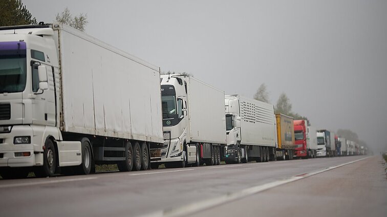 Lietuvos vežėjai dėl Baltarusijoje vis dar sulaikytų vilkikų kreipėsi į Europos Komisiją