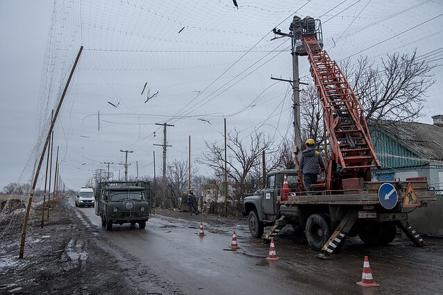 „Negalėjau pagalvoti, kad karas ateis iki čia, – sako po drono smūgio elektros tinklus atstatinėjantis vyras. – Mano naujai pastatytą namą sugriovė netoliese. Buvau vargeta, o dabar likau ir benamis.“