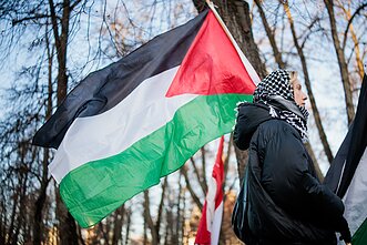 Vilniuje – protestas prieš Lietuvos poziciją dėl JAV ir Izraelio karinių veiksmų Artimuosiuose Rytuose