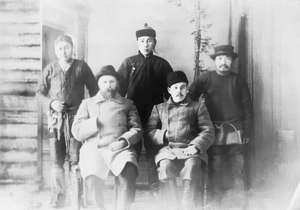 B. Pilsudskis (sėdi kairėje) su olčiais (Azijos tauta)
