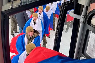 Rusų karo belaisviai grįžta į Rusiją po apsikeitimo belaisviais su Ukraina (2026 m. vasario 5 d.) Rusų karo belaisviai grįžta į Rusiją po apsikeitimo belaisviais su Ukraina (2026 m. vasario 5 d.)