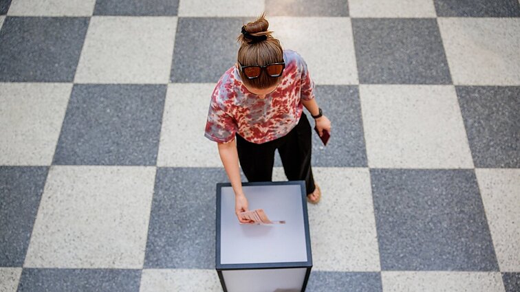 Siekia skatinti jaunimo aktyvumą: savivaldos rinkimuose siūloma leisti balsuoti nuo 16-os