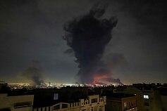 Iš Teherano Mehrabado tarptautinio oro uosto aviacijos smūgių vietos kyla dūmai ir ugnis Iš Teherano Mehrabado tarptautinio oro uosto aviacijos smūgių vietos kyla dūmai ir ugnis