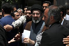 Mojtaba Khamenei (viduryje) Mojtaba Khamenei (viduryje)