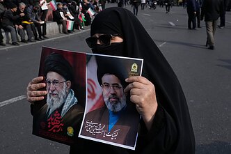 Moteris laiko Ali Khamenei ir Mojtabos Khamenei atvaizdus Moteris laiko Ali Khamenei ir Mojtabos Khamenei atvaizdus