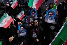 Moterys laiko Ali Khamenei ir Mojtabos Khamenei atvaizdus Moterys laiko Ali Khamenei ir Mojtabos Khamenei atvaizdus
