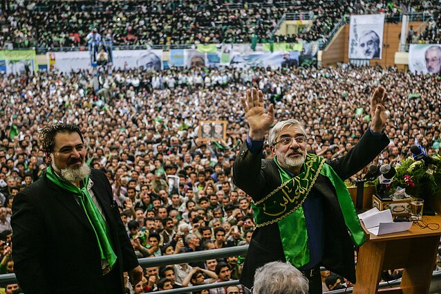 Mir-Hosseinas Mousavi mojuoja savo rėmėjams per rinkimų kampanijos mitingą Ardabilyje, Irane, 2009 m. birželio 1 d. Buvęs ministras pirmininkas M. Mousavi tapo pagrindiniu prezidento Mahmoudo Ahmadinejado, siekusio perrinkimo birželio 12 d. rinkimuose, konkurentu Mir-Hosseinas Mousavi mojuoja savo rėmėjams per rinkimų kampanijos mitingą Ardabilyje, Irane, 2009 m. birželio 1 d. Buvęs ministras pirmininkas M. Mousavi tapo pagrindiniu prezidento Mahmoudo Ahmadinejado, siekusio perrinkimo birželio 12 d. rinkimuose, konkurentu