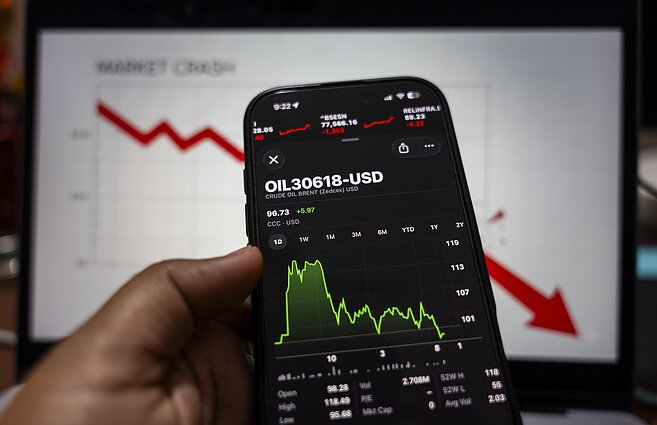 Naftos kaina JAV doleriais. Pasaulinės naftos kainos pakilo iki aukščiausio lygio nuo 2022 m., kai dėl padidėjusios įtampos JAV ir Izraelio konflikte su Iranu kilo susirūpinimas dėl galimų tiekimo sutrikimų