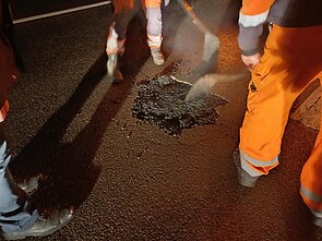 Kelininkai tvarko duobes automagistralėje Kelininkai tvarko duobes automagistralėje