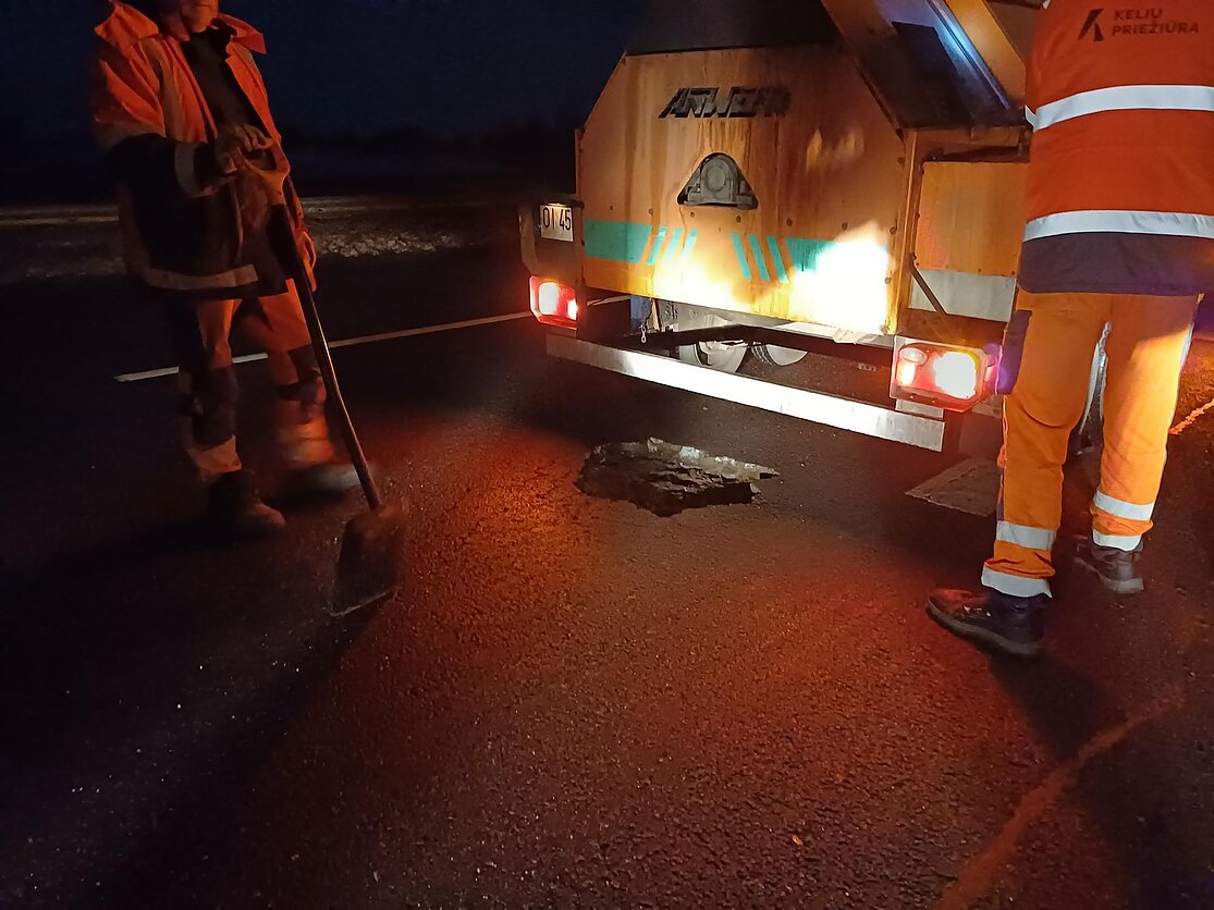 Kelininkai tvarko duobes automagistralėje