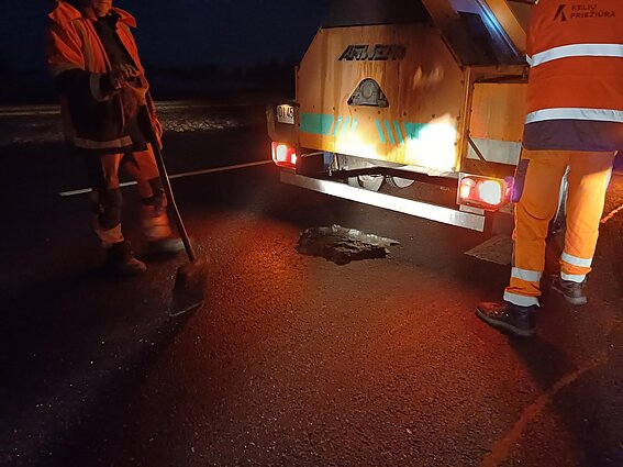 Kelininkai tvarko duobes automagistralėje Kelininkai tvarko duobes automagistralėje