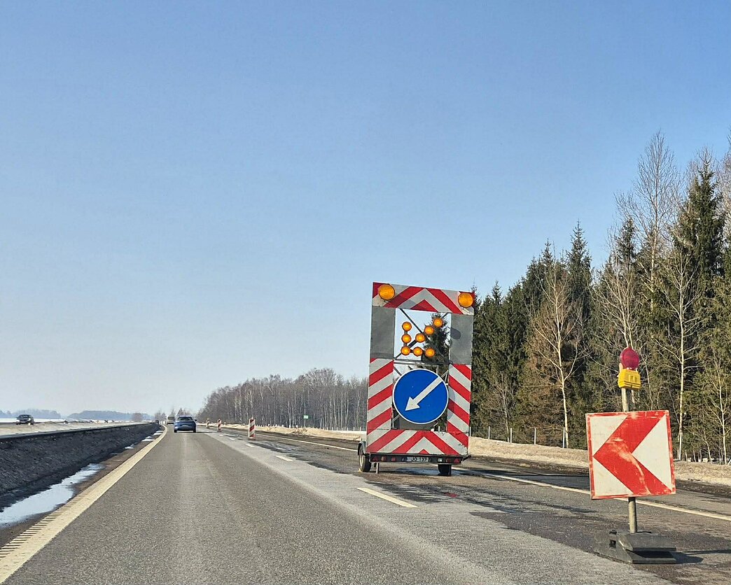 Kelininkai tvarko duobes automagistralėje Kelininkai tvarko duobes automagistralėje