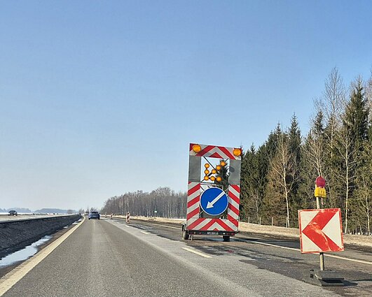 Kelininkai tvarko duobes automagistralėje Kelininkai tvarko duobes automagistralėje