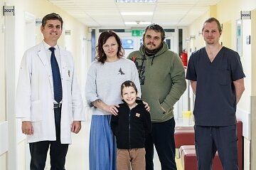 Devynmetis Renars iš Jelgavos su tėvais ir gydytojais Devynmetis Renars iš Jelgavos su tėvais ir gydytojais