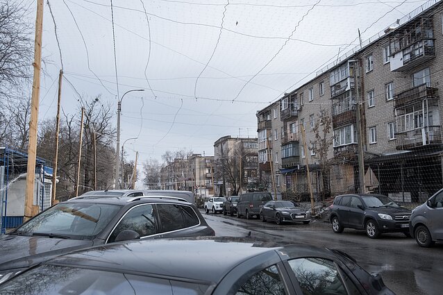 Дороги в городах Украины, покрытые сетями для защиты от дронов.