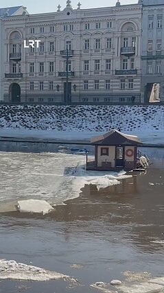Užfiksuotas Nerimi plaukiantis namelis