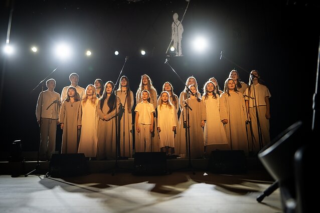 Aistės Smilgevičiūtės ir grupės „Skylė“ muzikinio epo „13 naktis. Mūsų širdžių laužai“ akimirka Aistės Smilgevičiūtės ir grupės „Skylė“ muzikinio epo „13 naktis. Mūsų širdžių laužai“ akimirka