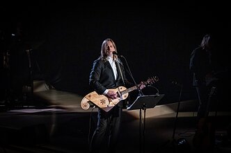 Aistės Smilgevičiūtės ir grupės „Skylė“ muzikinio epo „13 naktis. Mūsų širdžių laužai“ akimirka Aistės Smilgevičiūtės ir grupės „Skylė“ muzikinio epo „13 naktis. Mūsų širdžių laužai“ akimirka