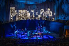 Aistės Smilgevičiūtės ir grupės „Skylė“ muzikinio epo „13 naktis. Mūsų širdžių laužai“ akimirka Aistės Smilgevičiūtės ir grupės „Skylė“ muzikinio epo „13 naktis. Mūsų širdžių laužai“ akimirka