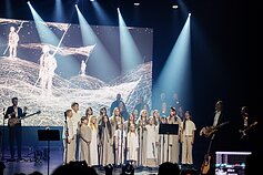 Aistės Smilgevičiūtės ir grupės „Skylė“ muzikinio epo „13 naktis. Mūsų širdžių laužai“ akimirka Aistės Smilgevičiūtės ir grupės „Skylė“ muzikinio epo „13 naktis. Mūsų širdžių laužai“ akimirka