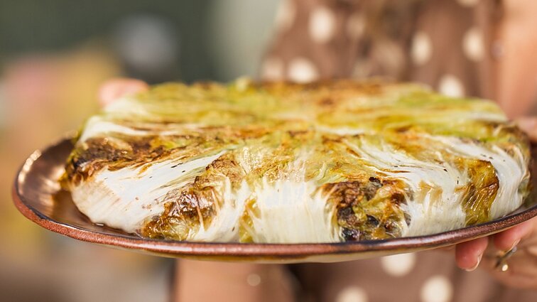 Balandėlių fanai liks sužavėti! Pekininių kopūstų pyragas su azijietiškomis natomis