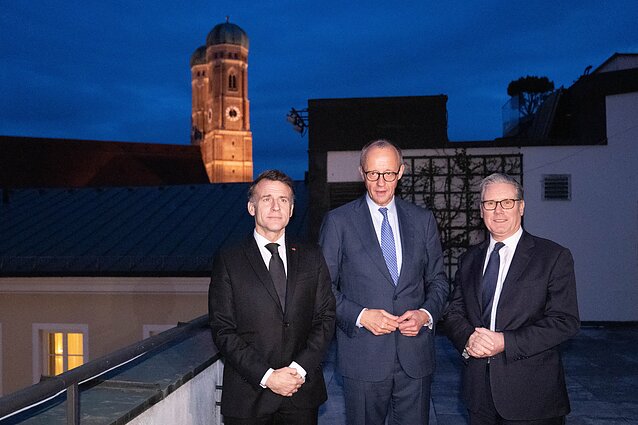 Prancūzijos prezidentas Emmanuelis Macronas, Vokietijos kancleris Friedrichas Merzas ir Jungtinės Karalystės premjeras Keiras Starmeris Prancūzijos prezidentas Emmanuelis Macronas, Vokietijos kancleris Friedrichas Merzas ir Jungtinės Karalystės premjeras Keiras Starmeris