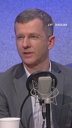 Apsipirkimas be grynųjų X dieną: bankai daugumą kortelių jau parengę