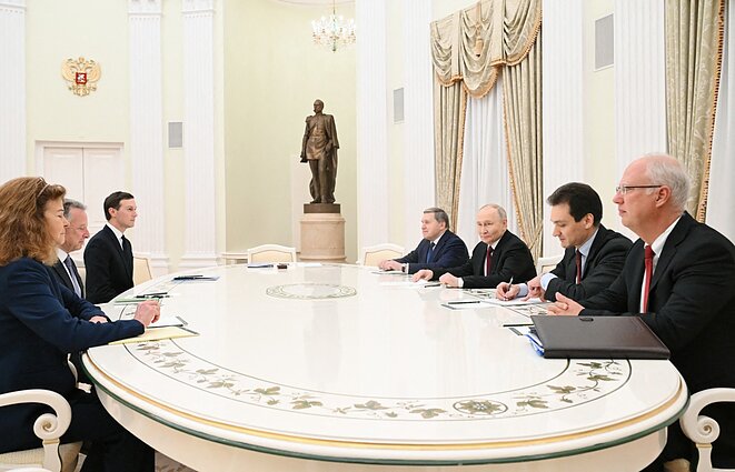 Rusijos prezidentas Vladimiras Putinas su Kremliaus ekonomikos pasiuntiniu Kirilu Dmitrijevu ir Kremliaus patarėju Jurijumi Ušakovu susitikime su JAV specialiuoju pasiuntiniu Steve’u Witkoffu ir JAV prezidento Donaldo Trumpo žentu Jaredu Kushneriu 2025 m. gruodžio 2 d., Kremliuje