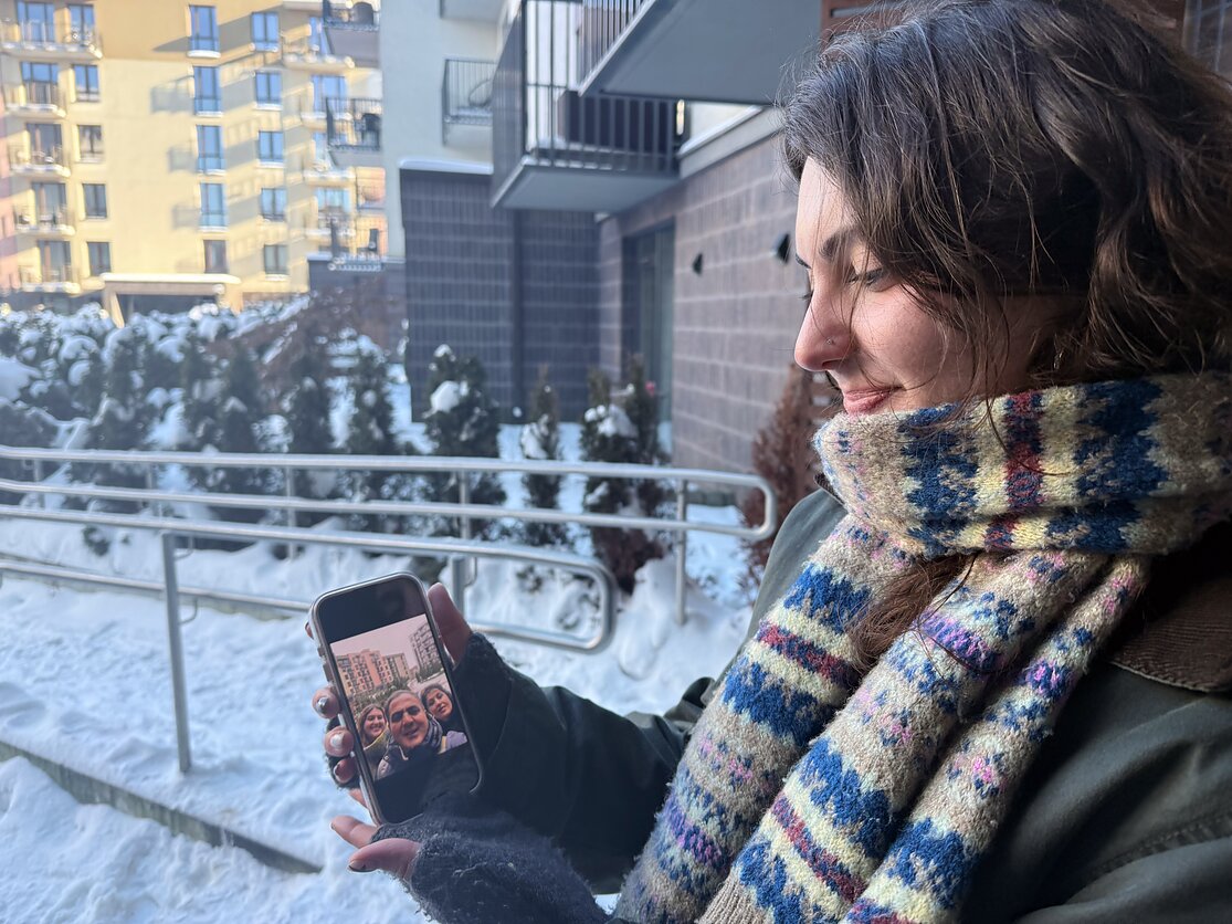Eto shows a picture of her family. Eto shows a picture of her family.
