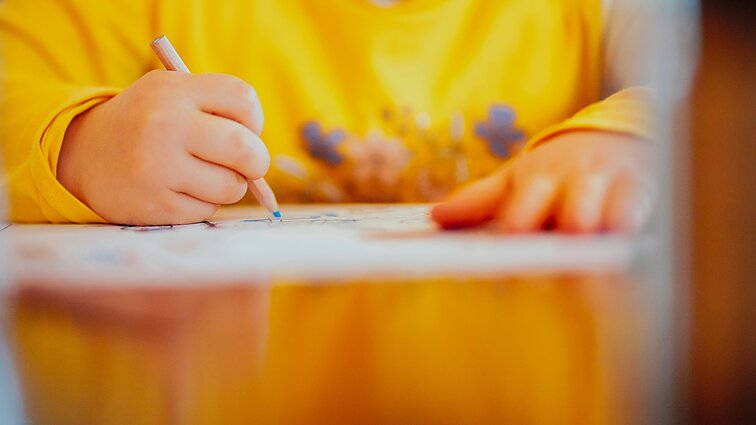 Psichologė apie vaikų kritinio mąstymo ugdymą: nereikia peikti, jei žolę piešia mėlyną