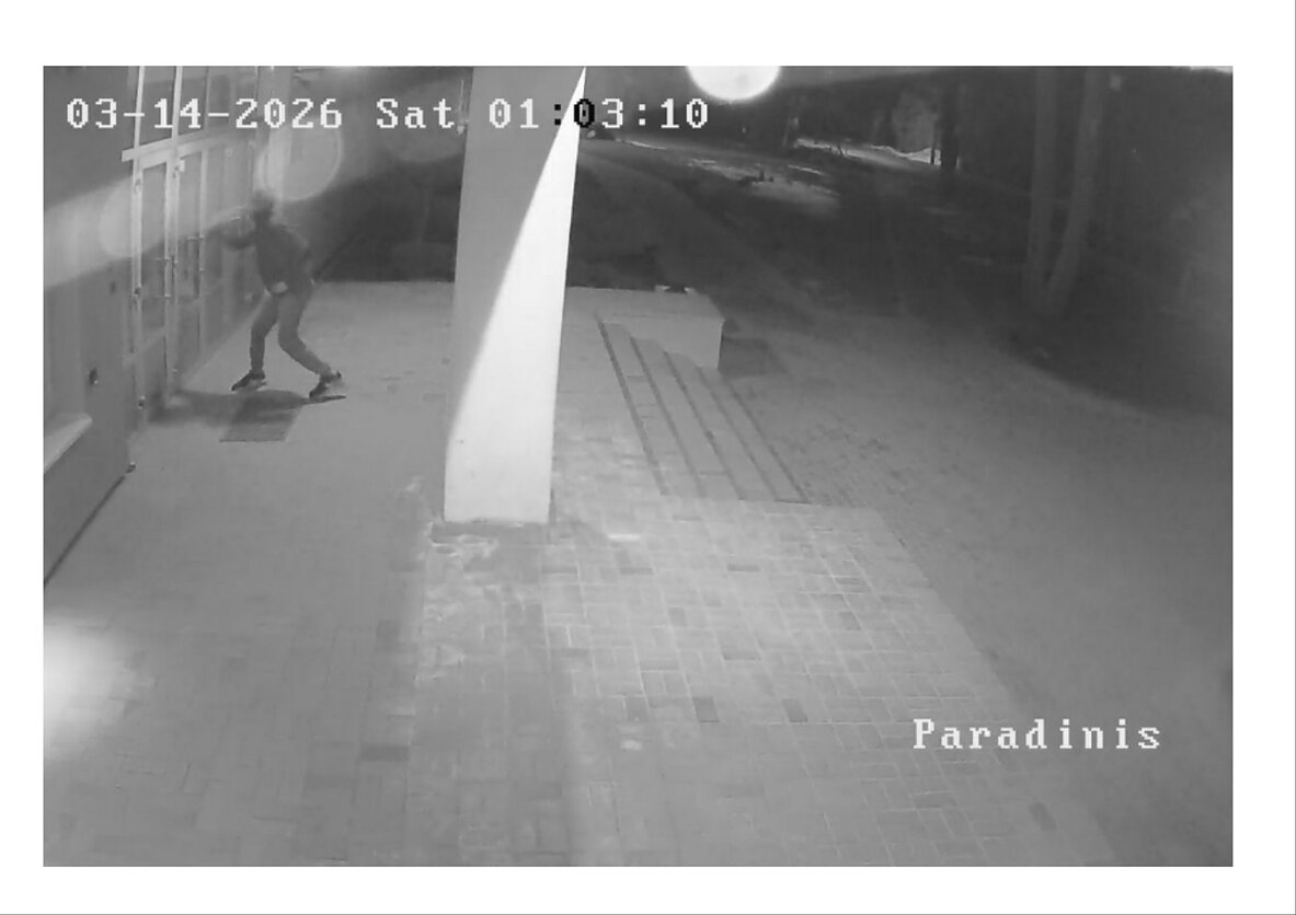 Į gimnazijos teritoriją atėjęs užsimaskavęs asmuo išdaužė tris pastato langus. Į gimnazijos teritoriją atėjęs užsimaskavęs asmuo išdaužė tris pastato langus.