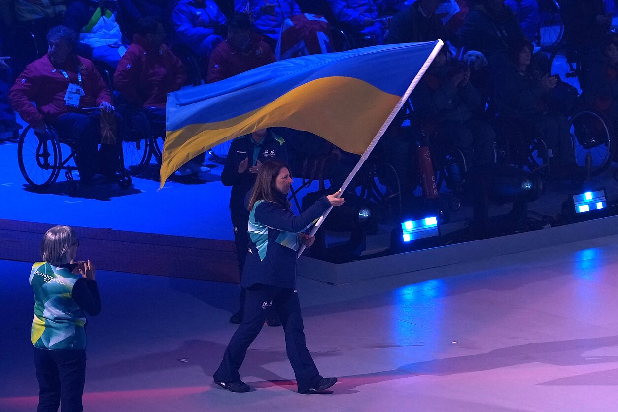 Ukrainos vėliavą paralimpinių žaidynių uždarymo ceremonijos metu nešė savanorė Ukrainos vėliavą paralimpinių žaidynių uždarymo ceremonijos metu nešė savanorė