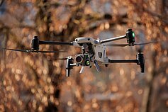 Michalas Mierzejewskis Ingai Ruginienei simboliškai perdavė dronus, skirtus kovai su kontrabanda ir hibridinėmis grėsmėmis