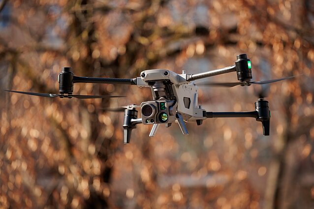 Michalas Mierzejewskis Ingai Ruginienei simboliškai perdavė dronus, skirtus kovai su kontrabanda ir hibridinėmis grėsmėmis