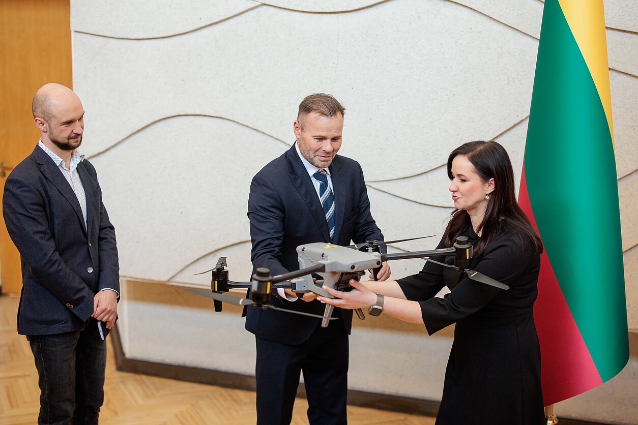 Michalas Mierzejewskis Ingai Ruginienei simboliškai perdavė dronus, skirtus kovai su kontrabanda ir hibridinėmis grėsmėmis