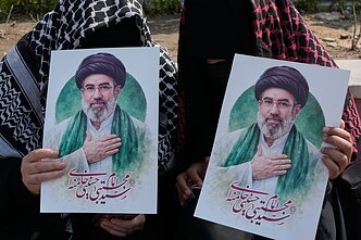 Moterys laiko Irano aukščiausiojo lyderio Mojtabos Khamenei atvaizdus Moterys laiko Irano aukščiausiojo lyderio Mojtabos Khamenei atvaizdus