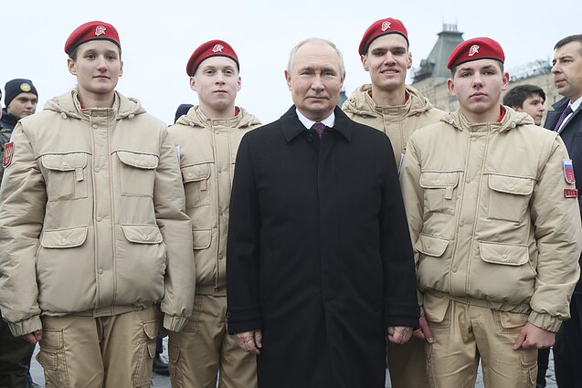 Vladimiras Putinas su kadetais ir Ukrainoje žuvusių karių vaikais