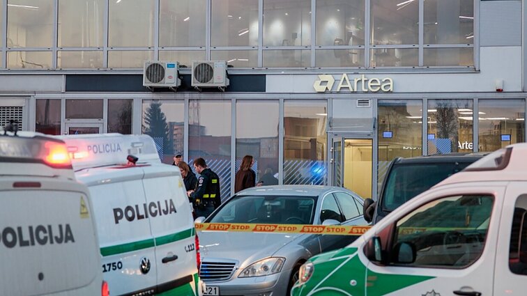 Vilniuje pranešta apie užpuolimą „Artea“ banke: gausios policijos pajėgos ieško įtariamojo