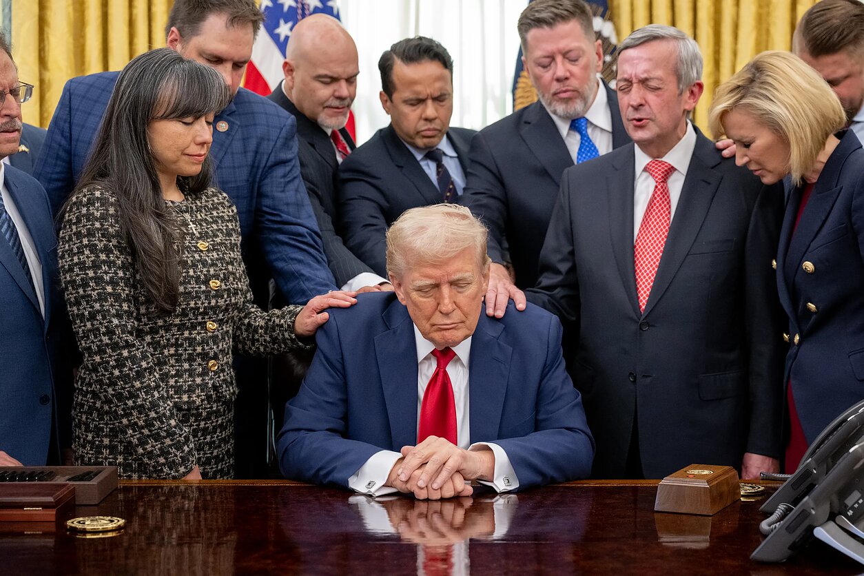 Donaldą Trumpą laimina evangelikų krikščionių lyderiai Donaldą Trumpą laimina evangelikų krikščionių lyderiai